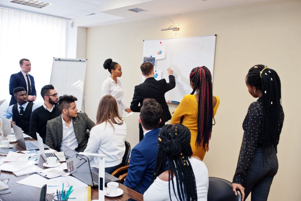 Digitale Weiterbildung 2020/2021: von Euphorie zum Webinar-Frust - Personalentwickler und Führungskräfte konzentrieren sich auf Kernthemen der betrieblichen Bildung
